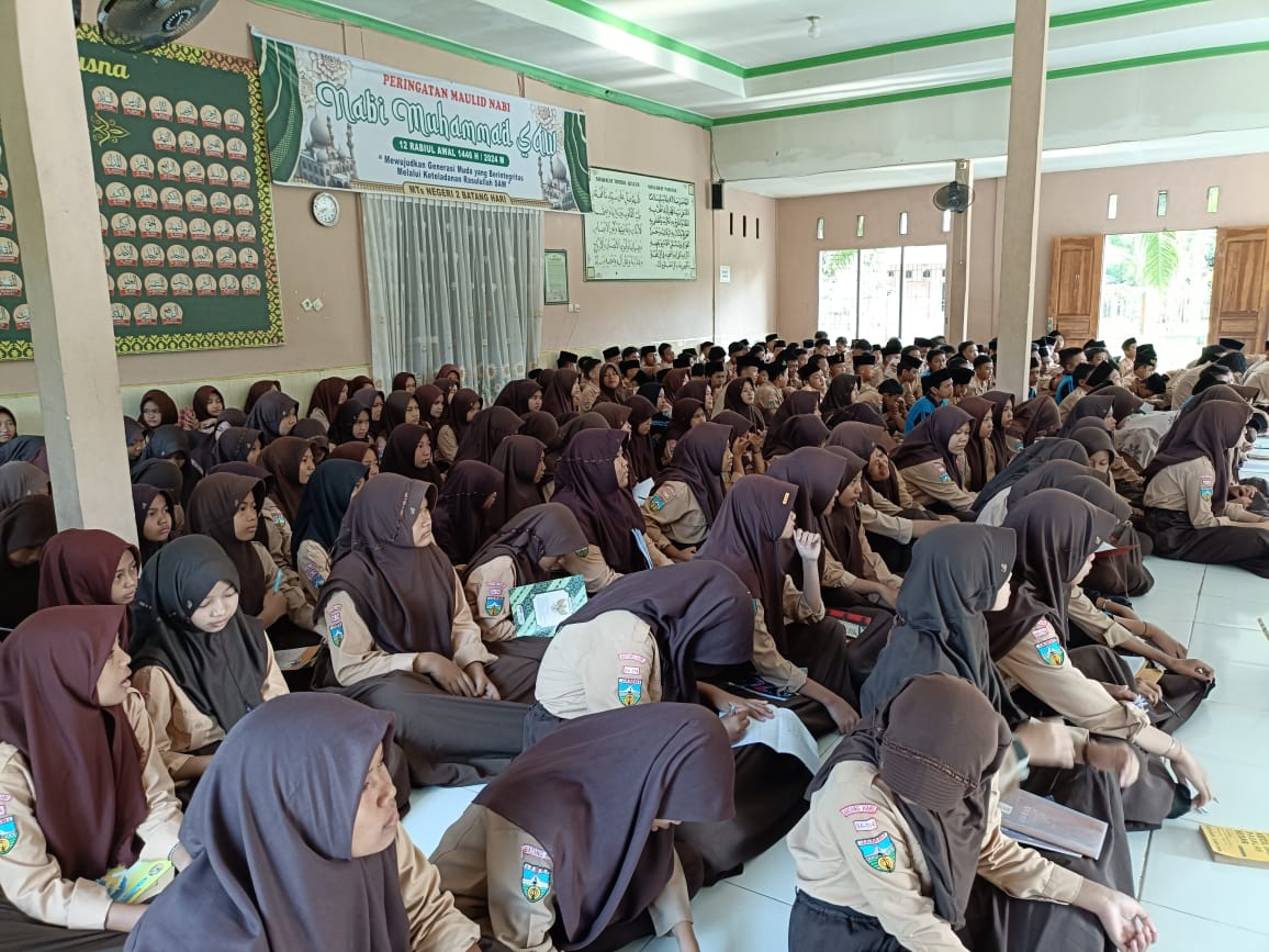 Menulis Parafrasa Film Pendek, Ragam Literasi yang Menyita Perhatian Siswa MTsN 2 Batanghari
