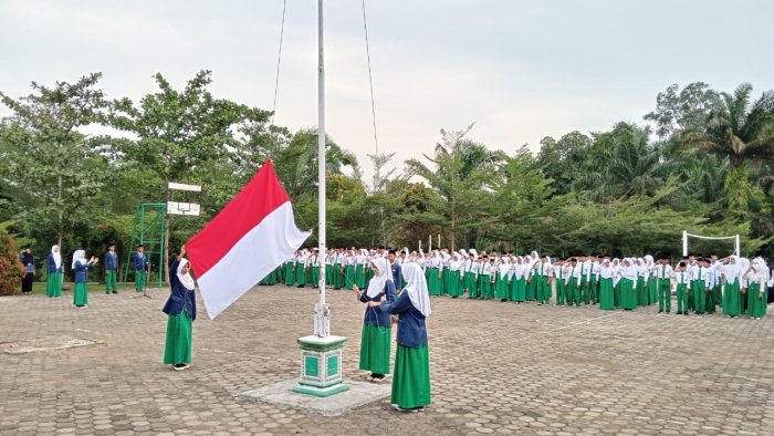 MTs Negeri 2 Batang Hari Gelar Upacara Hari Pahlawan dengan Khidmat