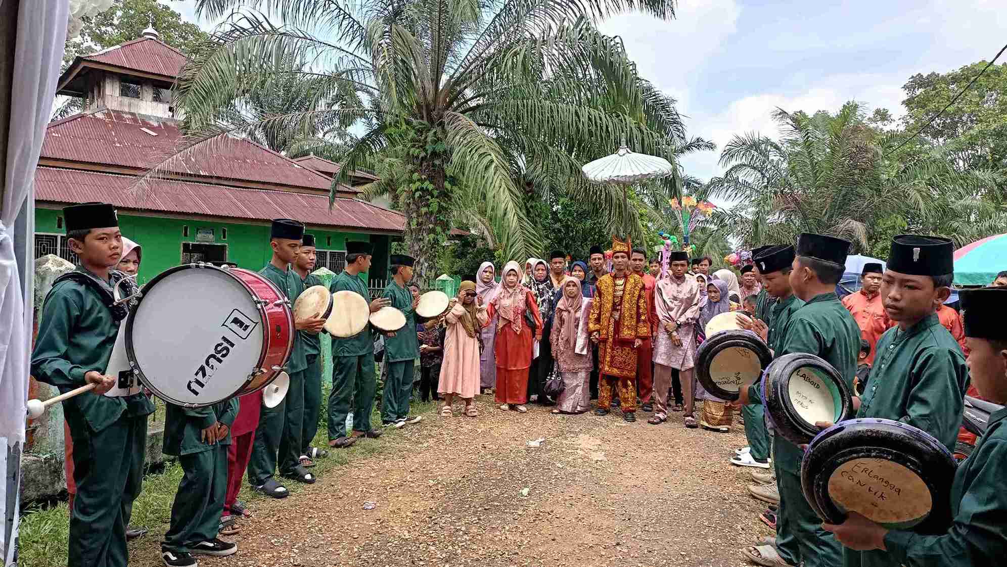 Meriahkan Resepsi Pernikahan Pembina OSIM, Grup Kompangan dan Grup Tari MTsN 2 Batanghari Pukau Tamu Undangan