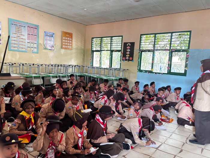 Semangat Belajar di Bumi Perkemahan, Peserta MTsN 2 Batang Hari Dalami Materi Dasar Kepramukaan