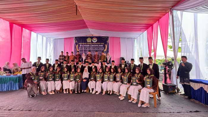 Khidmat dan Mengharukan, Pelepasan Siswa Kelas IX MTsN 2 Batang Hari Tinggalkan Kesan Mendalam Khidmat dan Mengharukan, Pelepasan Siswa Kelas IX MTsN 2 Batang Hari Tinggalkan Kesan Mendalam