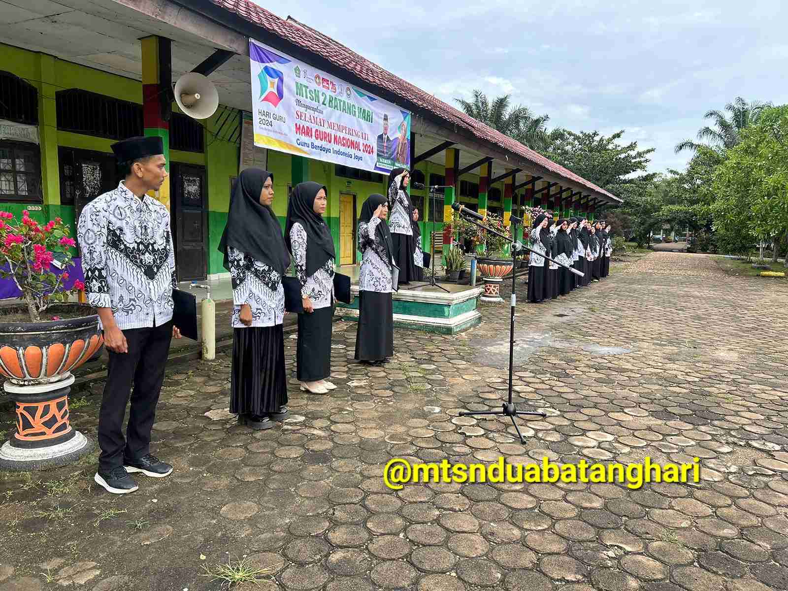 Peringati HGN dan HUT PGRI ke-79, Kepala MTsN 2 Batanghari Imbau Para Guru Tumbuhkan Karakter Siswa Berakhlak Mulia 
