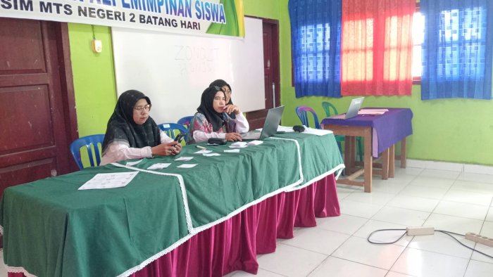 Pastikan Kesiapan Siswa, Kepala MTsN 2 Batang Hari Tinjau Simulasi Tes Kompetensi Akademik