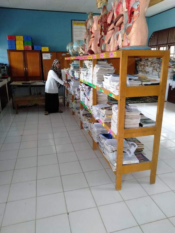 Rohani, S.Pd.I Menjalankan Fungsi Perpustakaan Madrasah Sebagai Penyedia Informasi Siswa