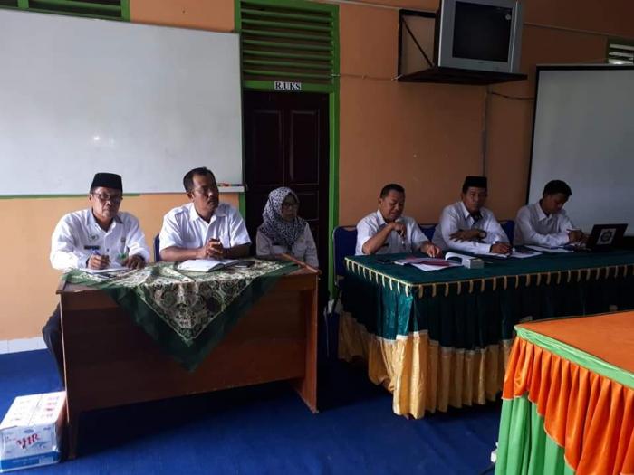Melalui MGMP, Kepala MTs Negeri 2 Batang Hari Harapkan Dapat Memperoleh Berbagai Informasi dan Menambah Pengalaman Guru