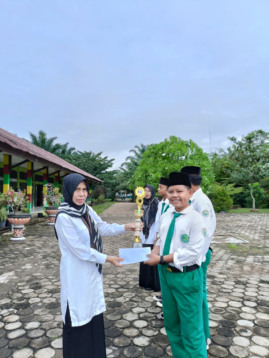 Penyerahan Piala Aneka Lomba, Kepala Madrasah Berikan Apresiasi pada Guru dan Siswa