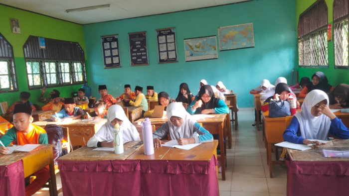 Lewat Pantun, MTsN 2 Batang Hari Dorong Murid Berani Berkarya dan Tampil Percaya Diri