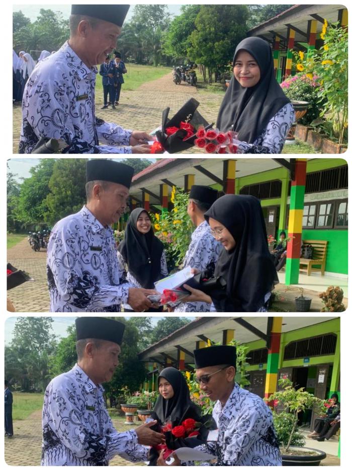 Pemberian PIAGAM Penghargaan Kepada 3 Guru Terfavorit Pilihan Siswa/Siswi MTs Negeri 2 Batang Hari