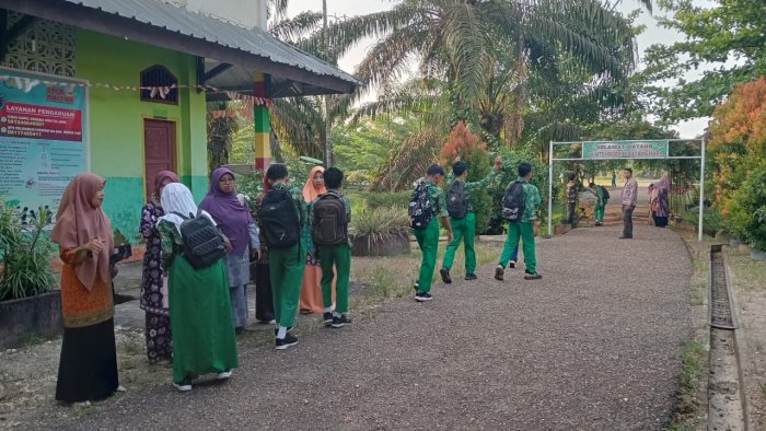 SARIPAH, Gerakan Sapa Ramah Siswa Pagi Hari di MTsN 2 Batang Hari