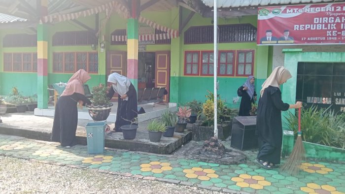 Ciptakan Lingkungan Kerja Nyaman, Staf Tata Usaha Laksanakan Jumat Bersih