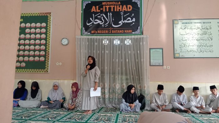 Bergiliran Sampaikan Kultum, Murid MTsN 2 Batang Hari Belajar Berdakwah Sejak Dini