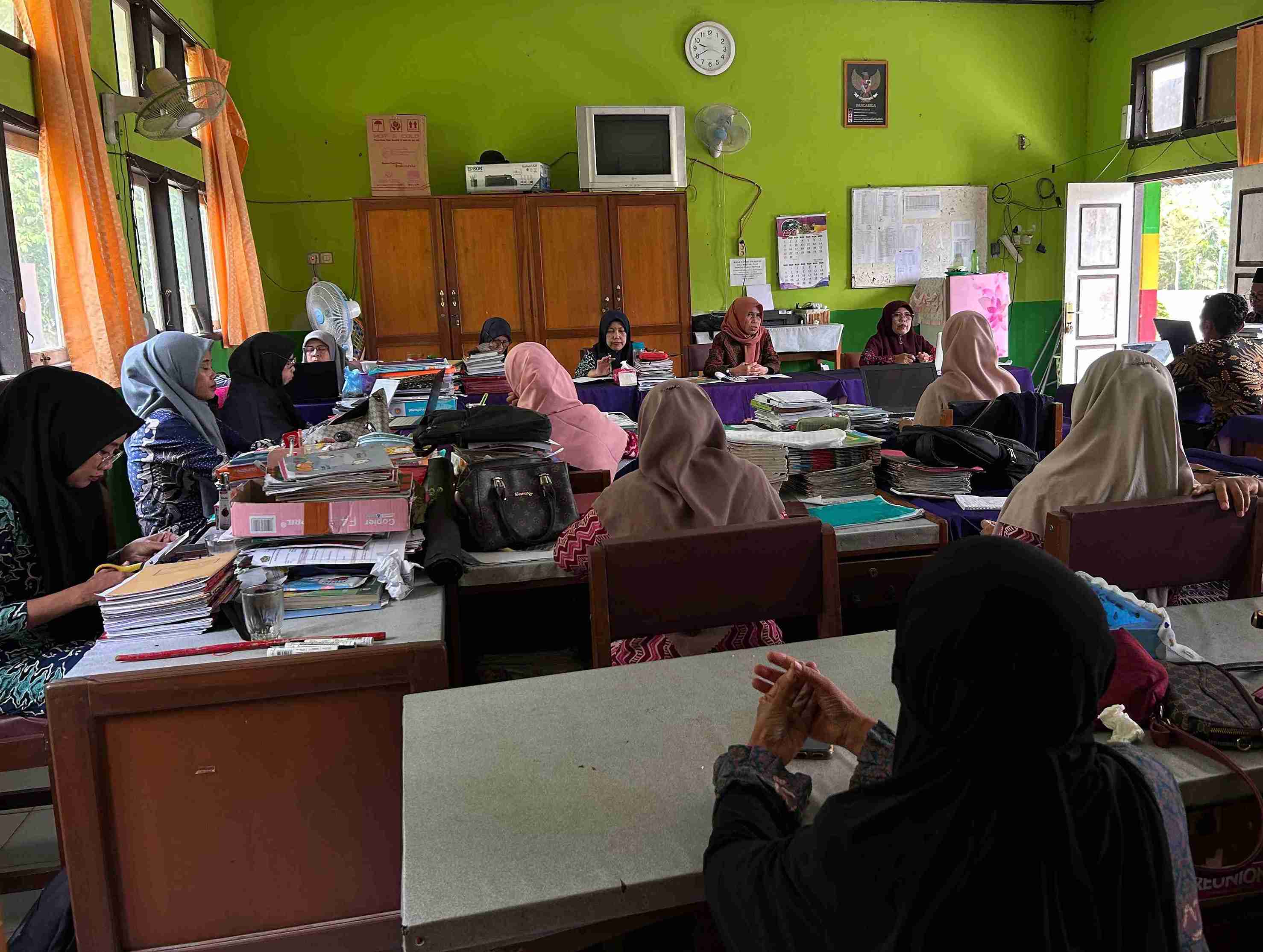 Bahas Beberapa Hal Krusial, MTsN 2 Batanghari Gelar Rapat