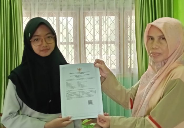 Kepala MTsN 2 Batang Hari Serahkan Sertifikat TKA, Wujud Apresiasi atas Capaian Akademik Siswa Kepala MTsN 2 Batang Hari Serahkan Sertifikat TKA, Wujud Apresiasi atas Capaian Akademik Siswa