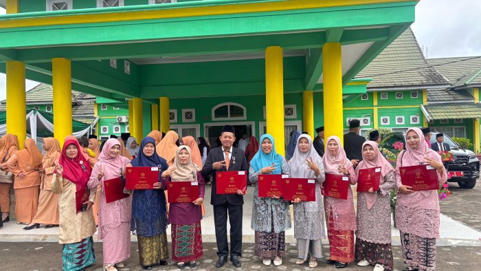 SEMBILAN ASN MTsN 2 BATANG HARI Terima Satyalencana di Momen HAB Kemenag ke-80