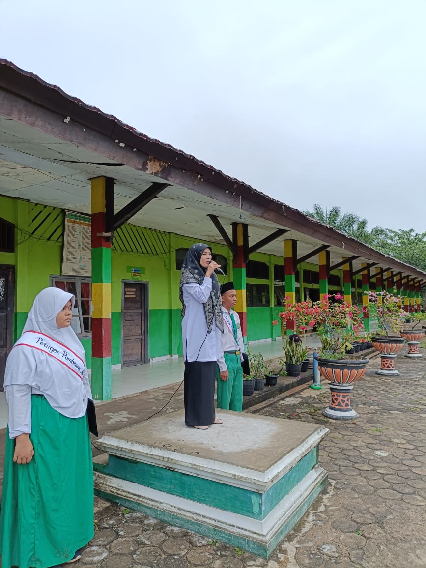 Jadi Pembina Upacara, Mardiana, S.Ag. Bahas Kebijakan Penggunaan Smartphone di Madrasah