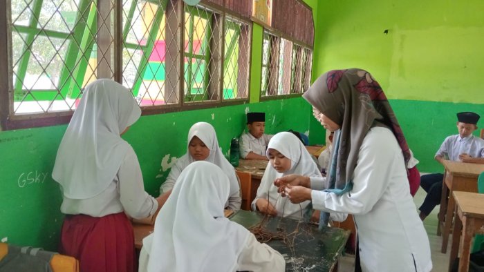 Kreatif dan Ramah Lingkungan, Siswa MTsN 2 Batang Hari Sulap Pelepah Pisang Jadi Tempat Pensil