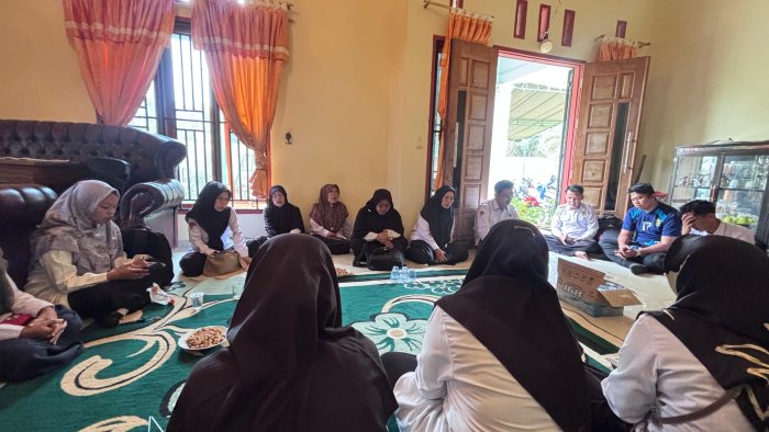 Saat Duka Menyapa, Keluarga Besar MTsN 2 Batang Hari Hadir untuk Rogo Saat Duka Menyapa, Keluarga Besar MTsN 2 Batang Hari Hadir untuk Rogo
