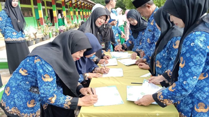 GTK MTs Negeri 2 Batang Hari Tanda Tangani Pakta Integritas