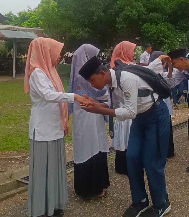Bangun Keharmonisan dan Kedisiplinan, MTsN 2 Batanghari Terapkan Tradisi Sambut Siswa di Gerbang Madrasah