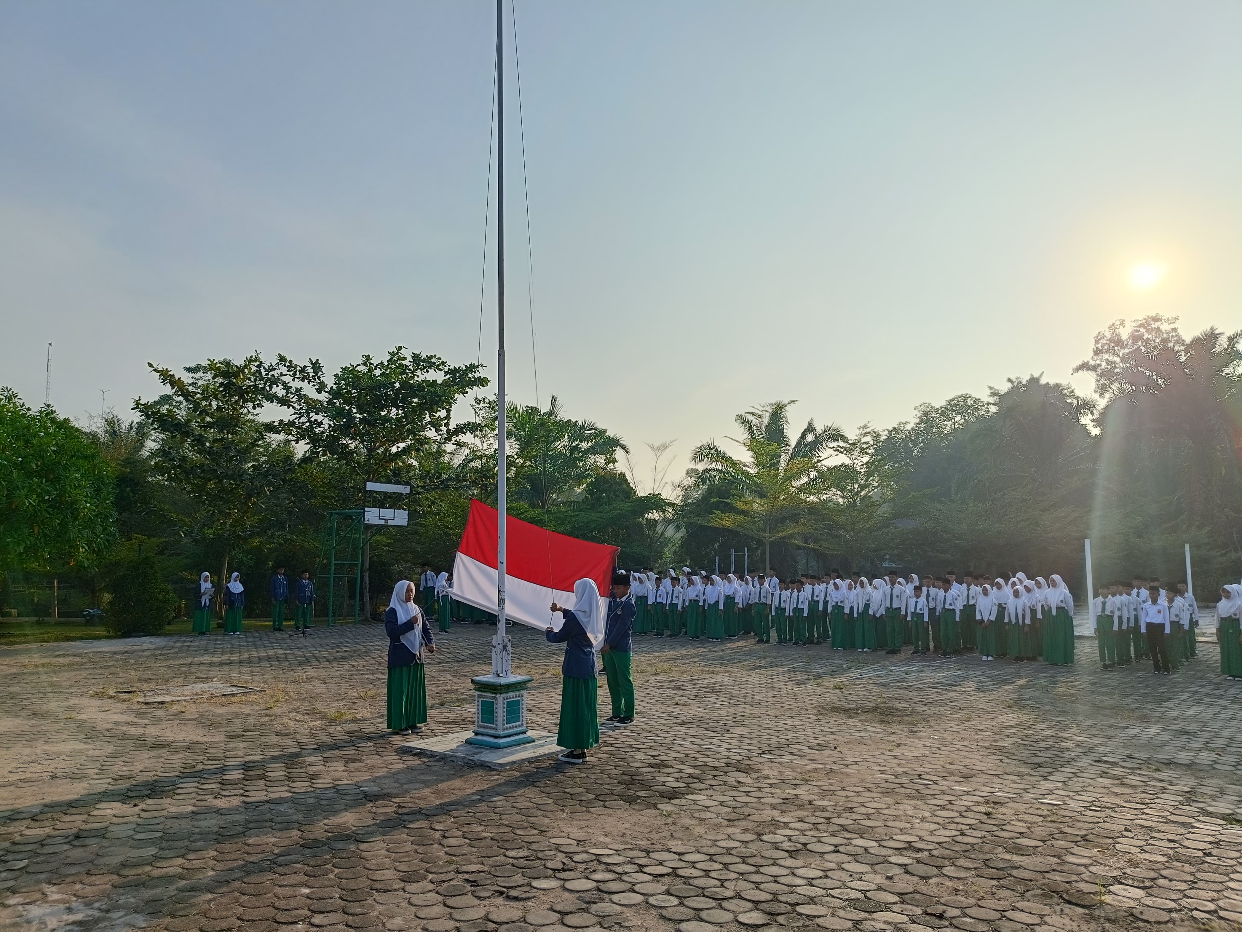 Semangat Baru di Awal Semester: MTs Negeri 2 Batang Hari Gelar Upacara Bendera Awal Tahun Ajaran 2025/2026