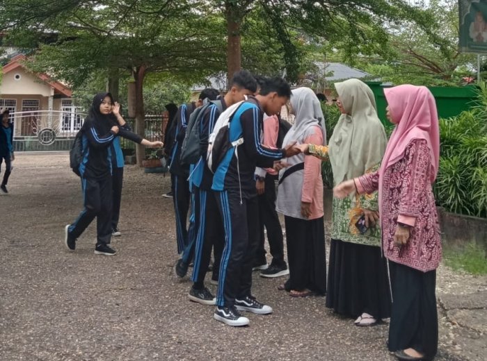 Budayakan Sopan Santun, MTsN 2 Batang Hari Lestarikan Tradisi Salam-Salaman Sebelum Masuk Kelas