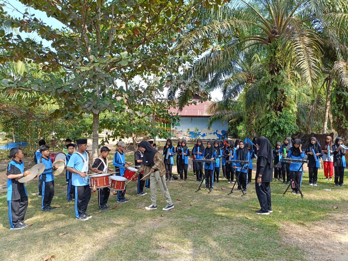 Jelang HUT RI Ke-79, Tim Drumband Al Ittihad MTsN 2 Batanghari Intensifkan Latihan