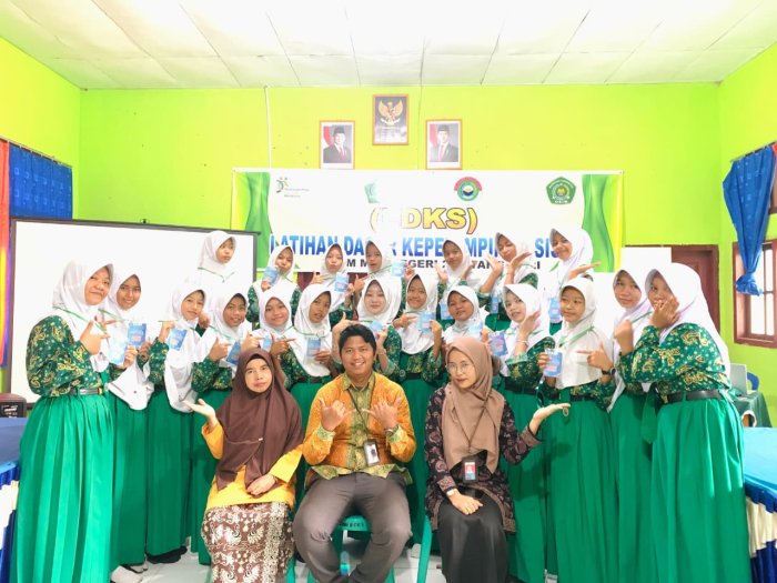 LATIH JIWA KEPEMIMPINAN SEJAK DINI, MTsN 2 BATANG HARI SELENGGARAKAN LDKS BAGI PENGURUS OSIM