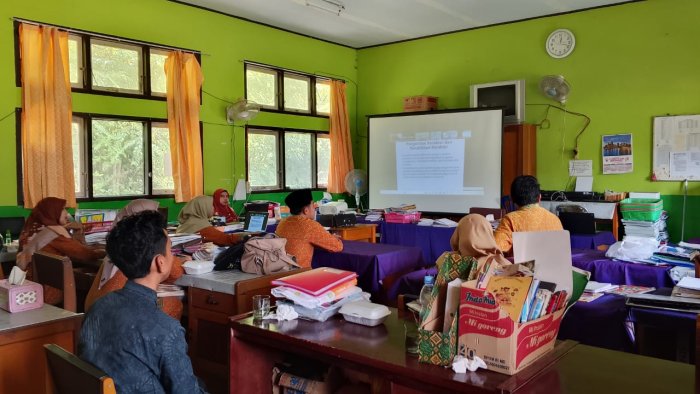 Kepala MTs Negeri 2 Batang Hari Bersama Guru Ikuti Pembinaan dari Kanwil Kemenag Provinsi Jambi