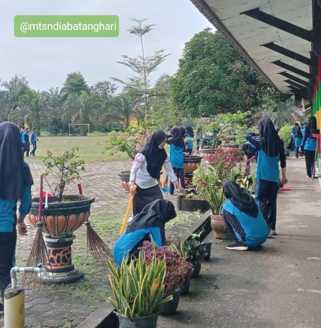 Jelang Ramadan, MTsN 2 Batanghari Gelar Gotong Royong Bersihkan Lingkungan Madrasah dan Masjid