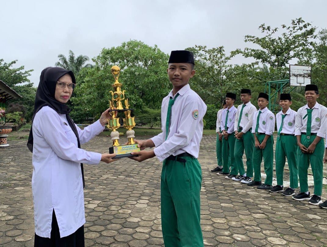 Kapten Matsanda FC Serahkan Piala secara Simbolis pada Kepala Madrasah