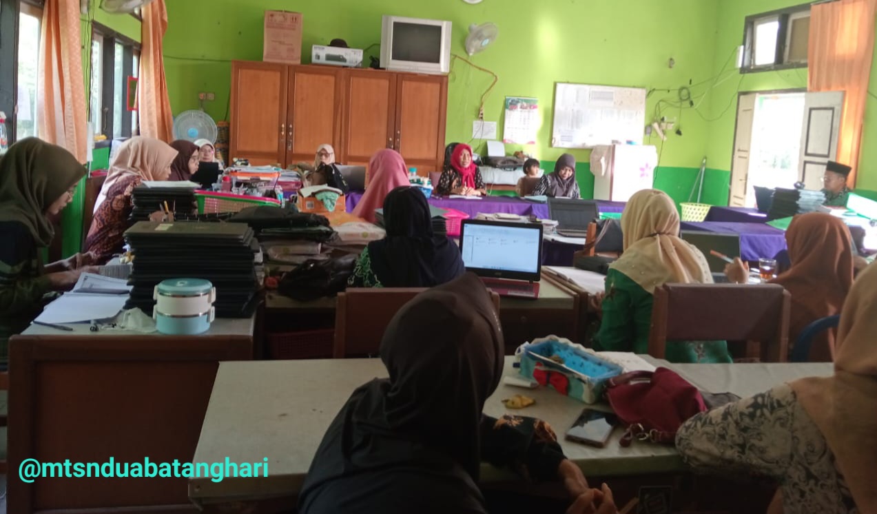 Bahas Hasil Asesmen Sumatif Akhir Semester Ganjil, MTsN 2 Batanghari Gelar Rapat