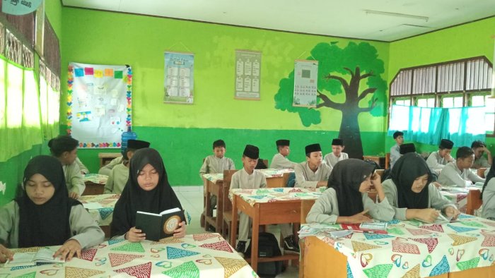 Jumat Penuh Berkah, MTsN 2 Batang Hari Laksanakan Yasinan dan Doa Bersama