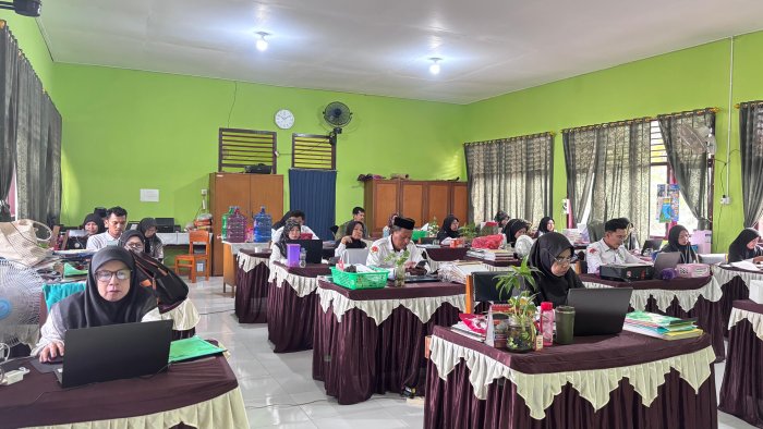 PJJ di Tengah Kabut Asap, MTsN 2 Batang Hari Optimalkan WhatsApp, Video Pembelajaran, dan Google Meet