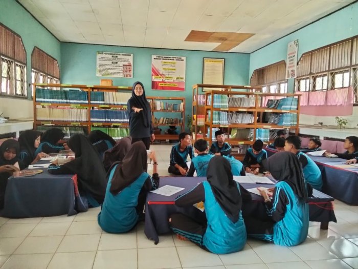 Seru dan Edukatif! Guru MTsN 2 Batang Hari Gunakan Crossword Puzzle untuk Tingkatkan Kosakata Siswa