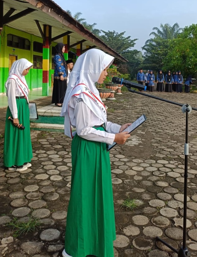 Pembina Upacara Imbau Para Siswa Jaga Ketakwaan