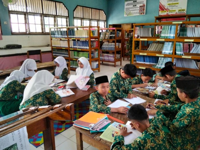 Siswa MTsN 2 Batang Hari Manfaatkan Waktu Istirahat untuk Membaca Buku di Perpustakaan