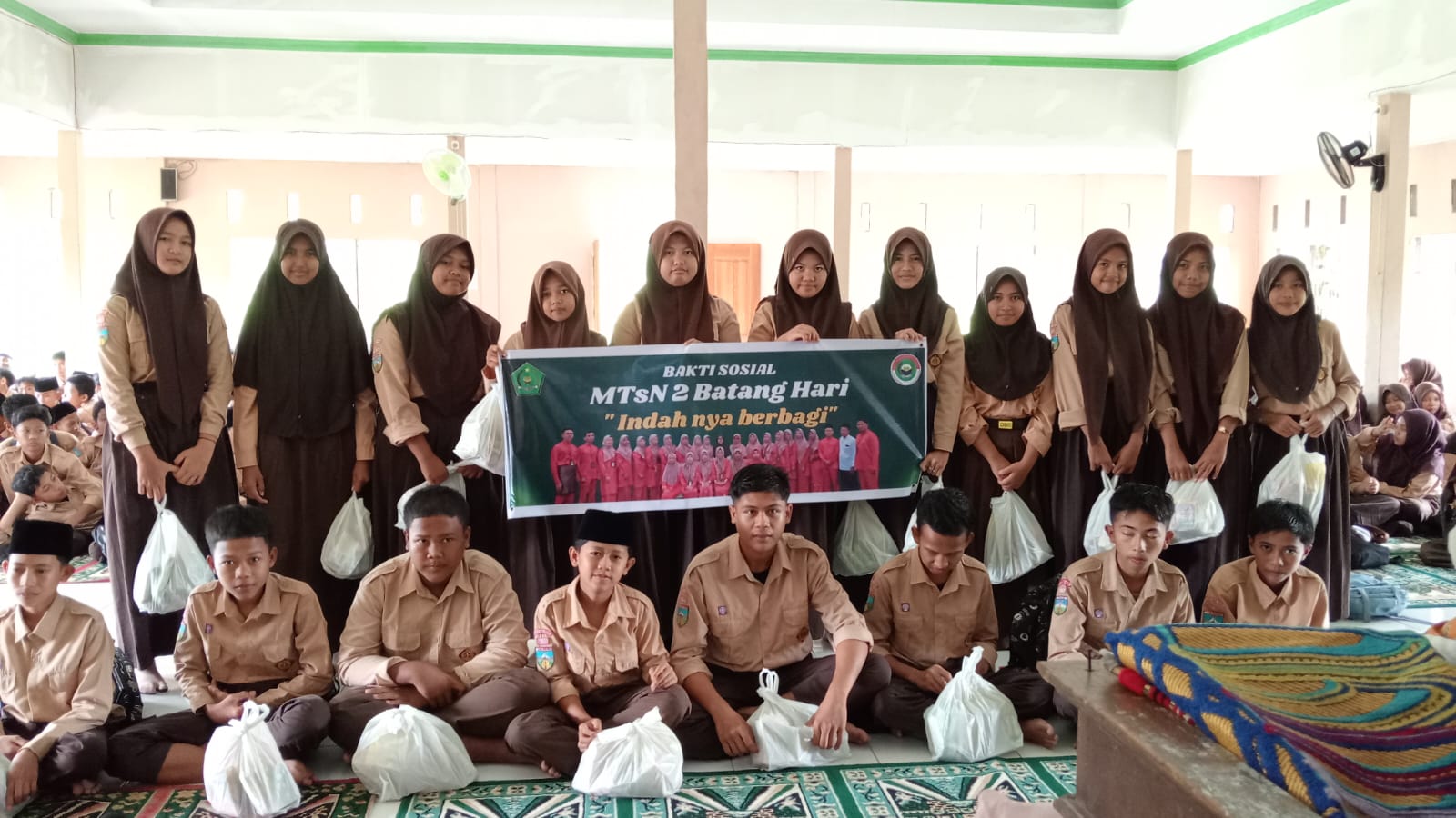 Gelar Aksi Peduli Sosial Ramadan, MTsN 2 Batanghari Distribusikan Paket Sembako