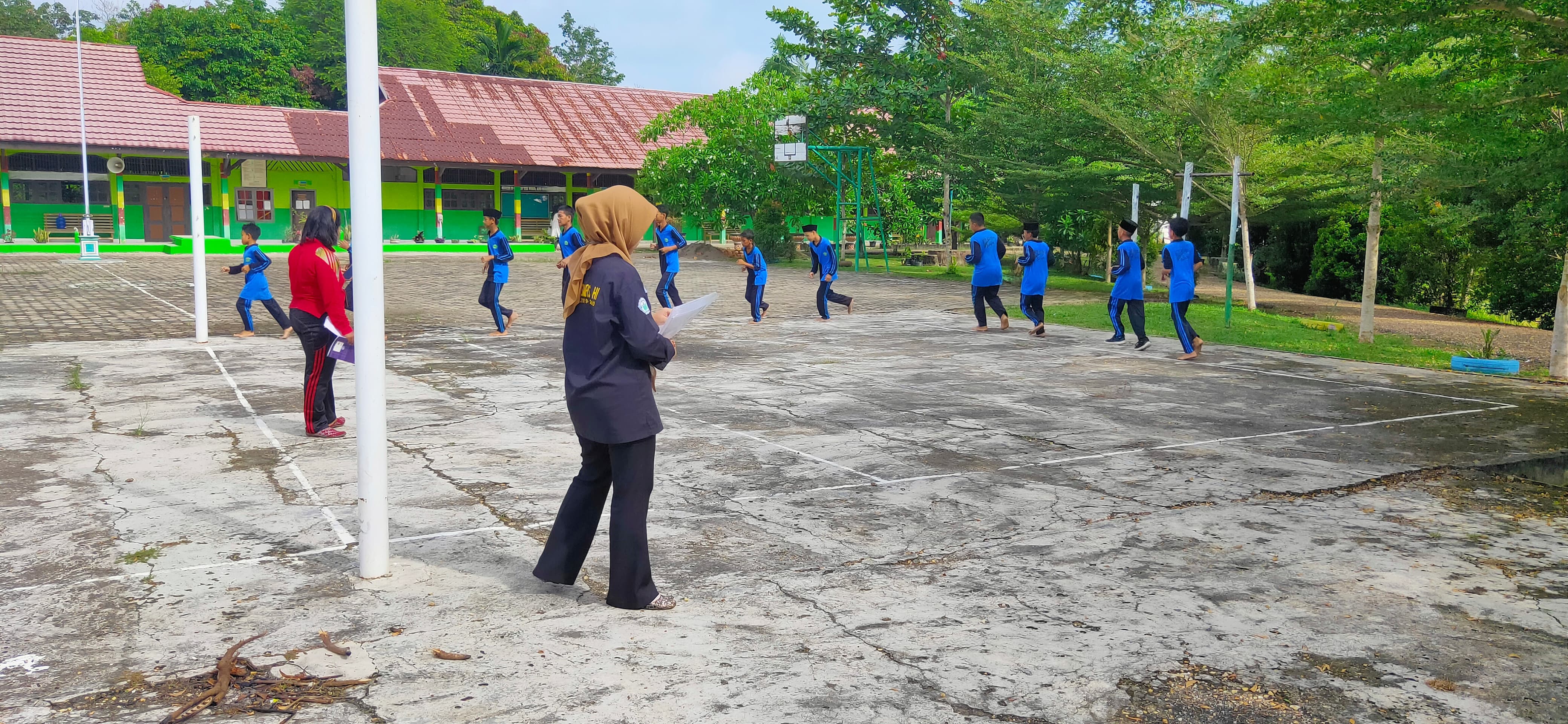 Tim Puskesmas Pasar Terusan Lakukan Tes Kebugaran Siswa di MTs Negeri 2 Batang Hari