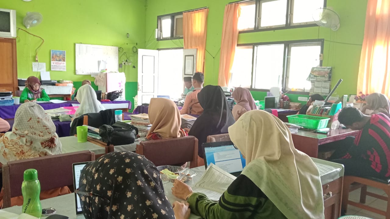 Rapat Kelulusan Siswa Kelas IX MTs Negeri 2 Batang Hari Tahun Pelajaran 2024/2025