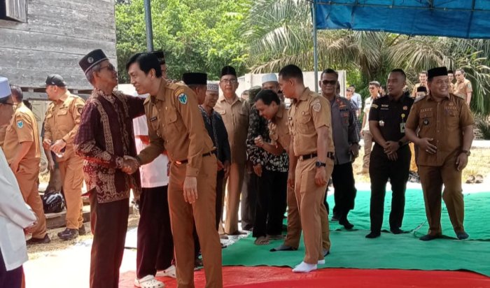 Pererat Silaturahmi dengan Masyarakat, Kepala MTsN 2 Batang Hari Hadiri Syukuran dan Sedekah Bubur