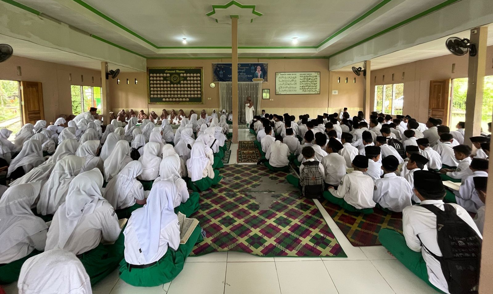 Peringati HUT Madrasah ke-28, MTsN 2 Batanghari Gelar Khataman Al-Qur'an 