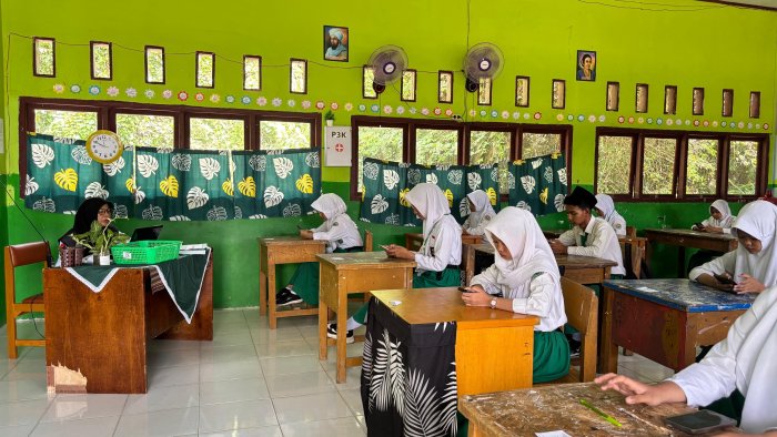 Tanpa Kendala, Ujian Madrasah Hari Kedua di MTsN 2 Batang Hari Berlangsung Sukses dan Tertib