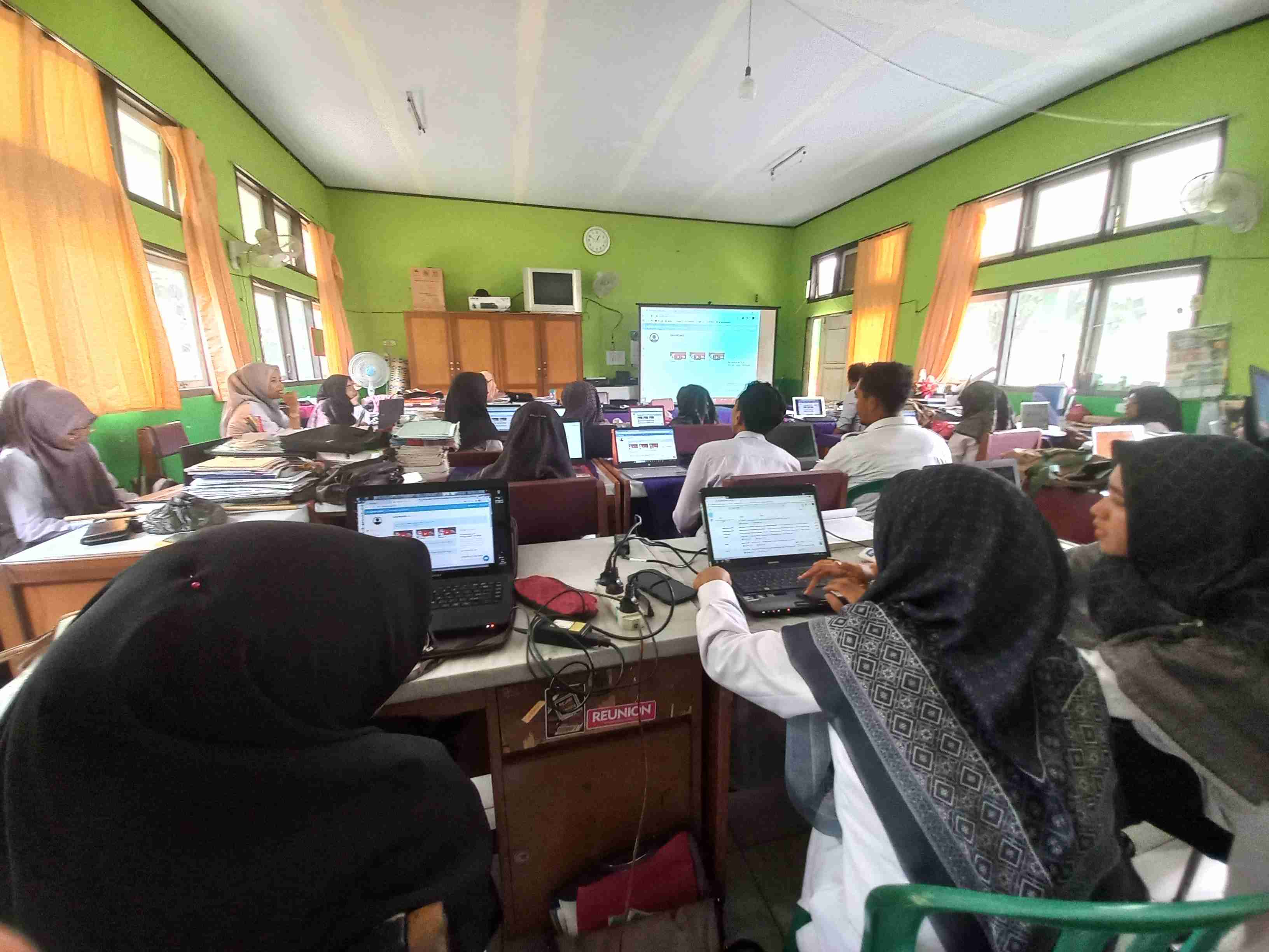 Kenalkan Aplikasi E-Ujian ke Guru Mapel, Panitia ASAS MTsN 2 Batanghari Gelar Sosialisasi 