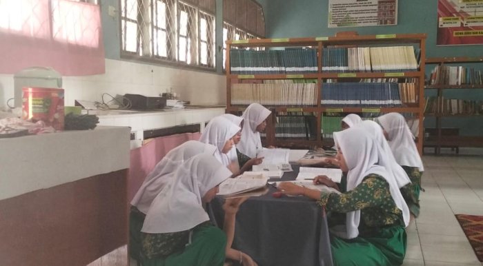 Manfaatkan Perpustakaan sebagai Ruang Belajar, Siswa Kelas VII MTsN 2 Batang Hari Ikuti Pembelajaran TIK