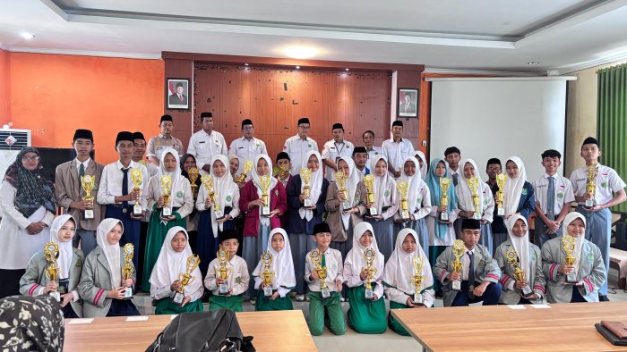 Dua Siswa Madrasah Terima Piala OMI 2025, Siap Berlaga di Tingkat Provinsi