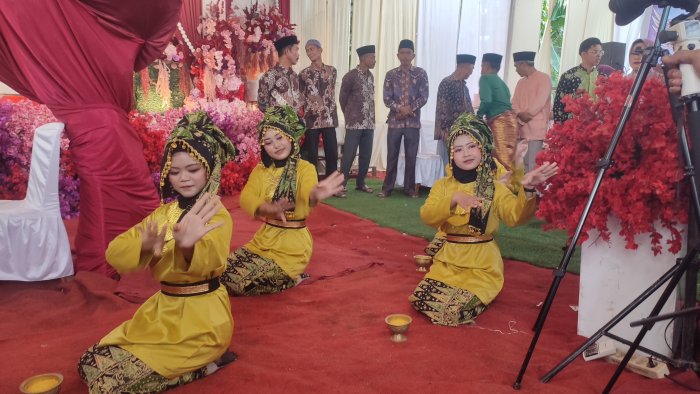 Sanggar Tari dan Kompangan MTsN 2 Batang Hari Meriahkan Pernikahan Alumni