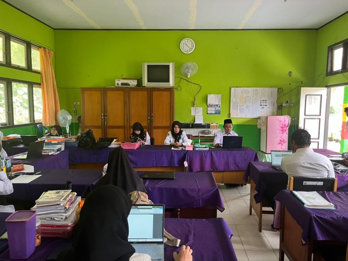 Pengawas Madrasah Beri Pembinaan dan Sosialisasi Kurikulum Berbasis Cinta di MTsN 2 Batang Hari