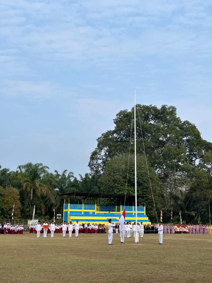 Peringati HUT RI Ke-79, MTsN 2 Batanghari Hadir di Lapangan Kabalen