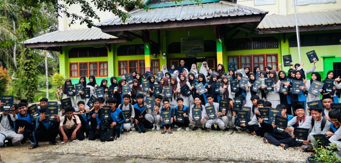 Lulusan MTsN 2 Batang Hari Terima SKL dan Rapor, Tandai Akhir Perjalanan Belajar di Madrasah Lulusan MTsN 2 Batang Hari Terima SKL dan Rapor, Tandai Akhir Perjalanan Belajar di Madrasah
