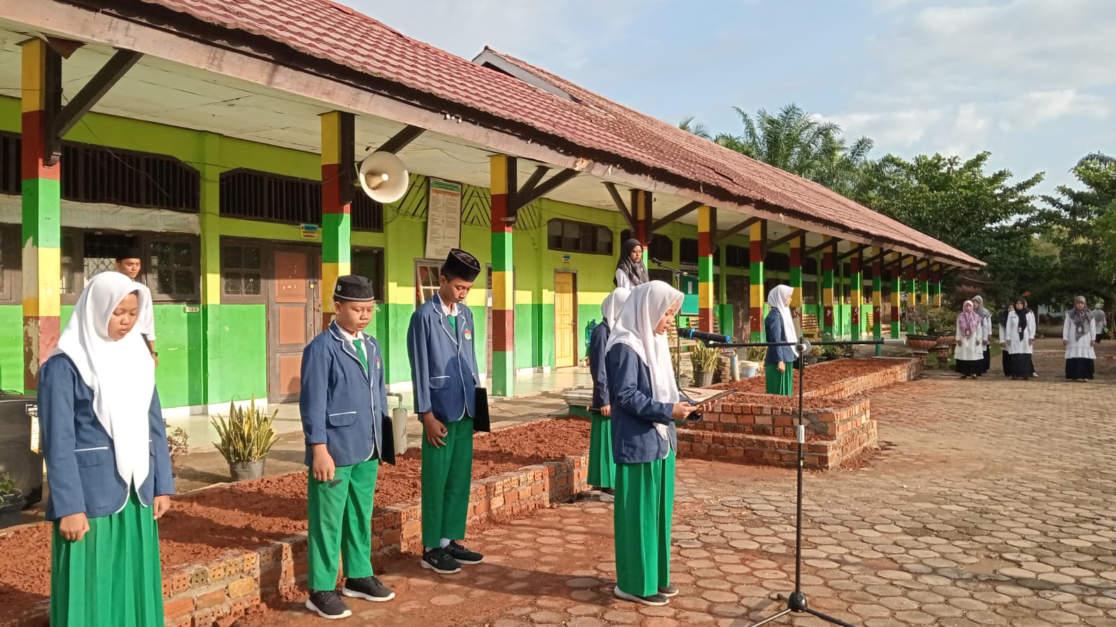 Pembina Upacara Imbau Para Siswa Bijak Gunakan Teknologi AI
